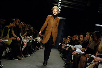 Illustration for article titled Memo To Hillary: Here's How To Dress For Success
